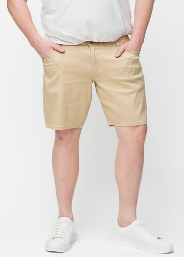 Beige shorts for men in the colour Gazelles with a regular fit seen from the front on a plus-size model.