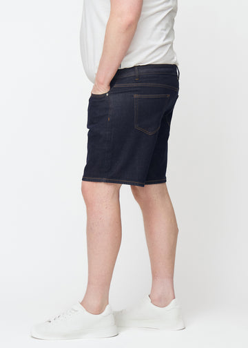 deep dark blue denim shorts for men in the colour midnights with a regular fit seen from the side on a plus-size model.