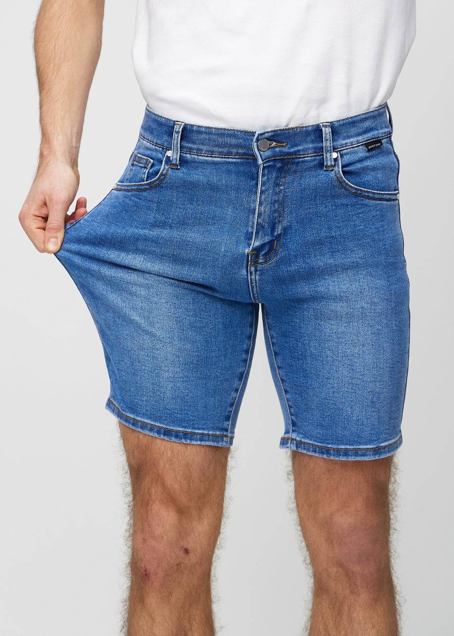 The model stretches the shorts at the thigh to show the stretch.