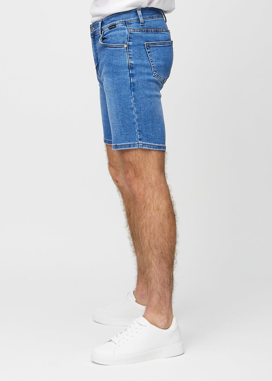 Denim middle-slim shorts seen from the side on a model.