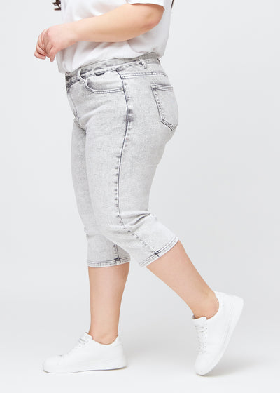 Lysegrå denim slim capris i farven Ashes – set fra siden på en plus-size model, så man ser pasform og silhuet.