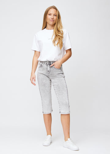 Fuldt billede af model i lysegrå denim regular capris.