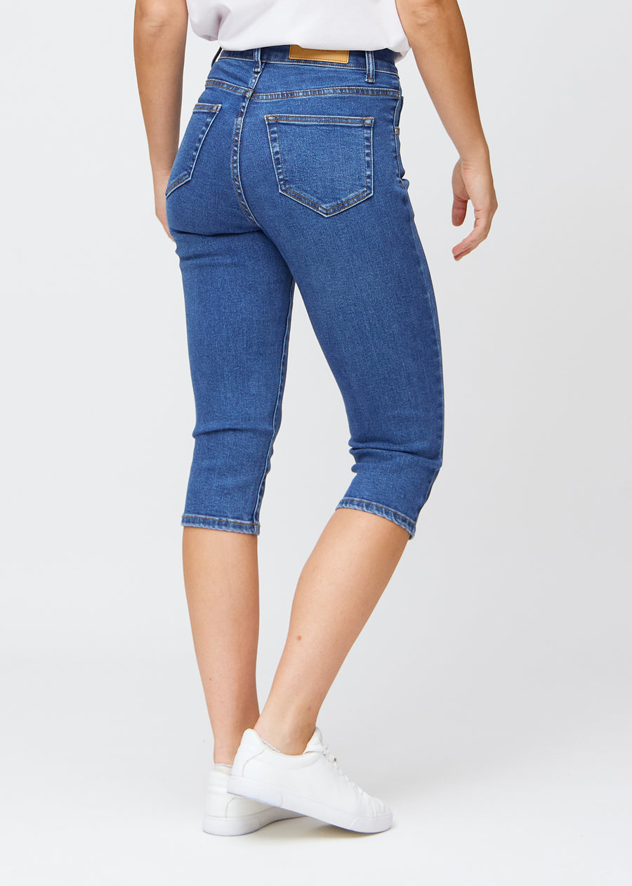 Mørkeblå denim slim capris set bagfra – hele produktet vises på modellen med fokus på pasform og længde.