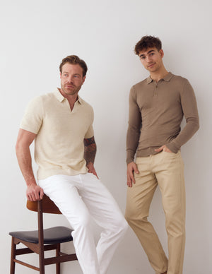 To mænd iført hvide og beige jeans.