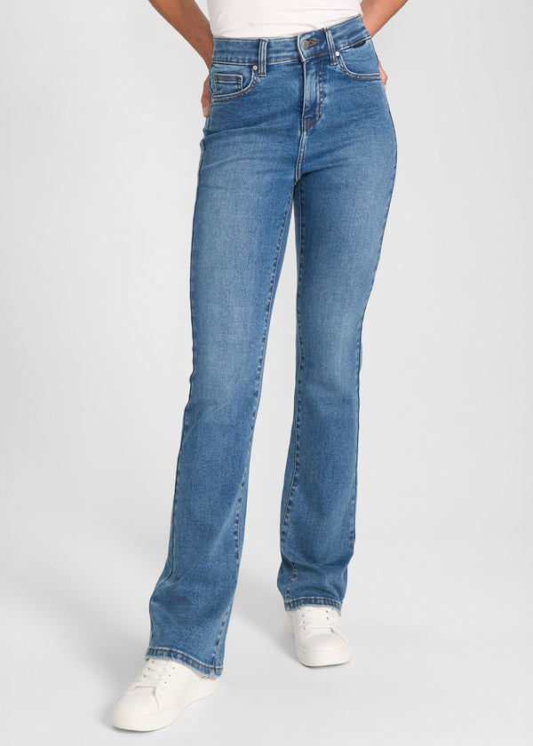 Blå denim bootcut jeans, modelnavn Rivers, som sidder tæt om hofter og lår med et let svaj fra knæet og ned, set forfra.