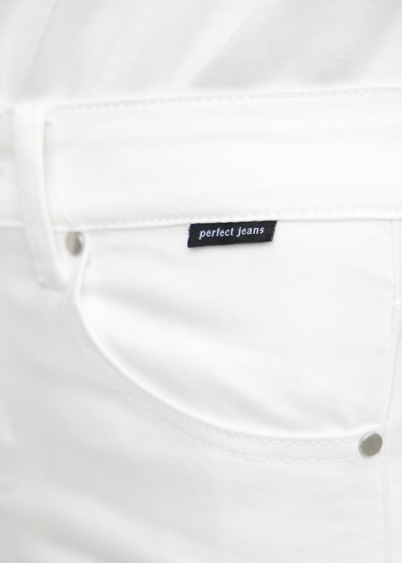 Forlommen på et par hvide regular jeans, hvor man kan se logoet.