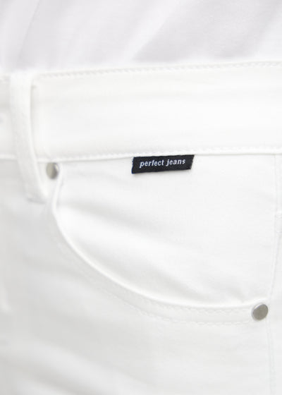 Forlommen på et par hvide regular jeans, hvor man kan se logoet.