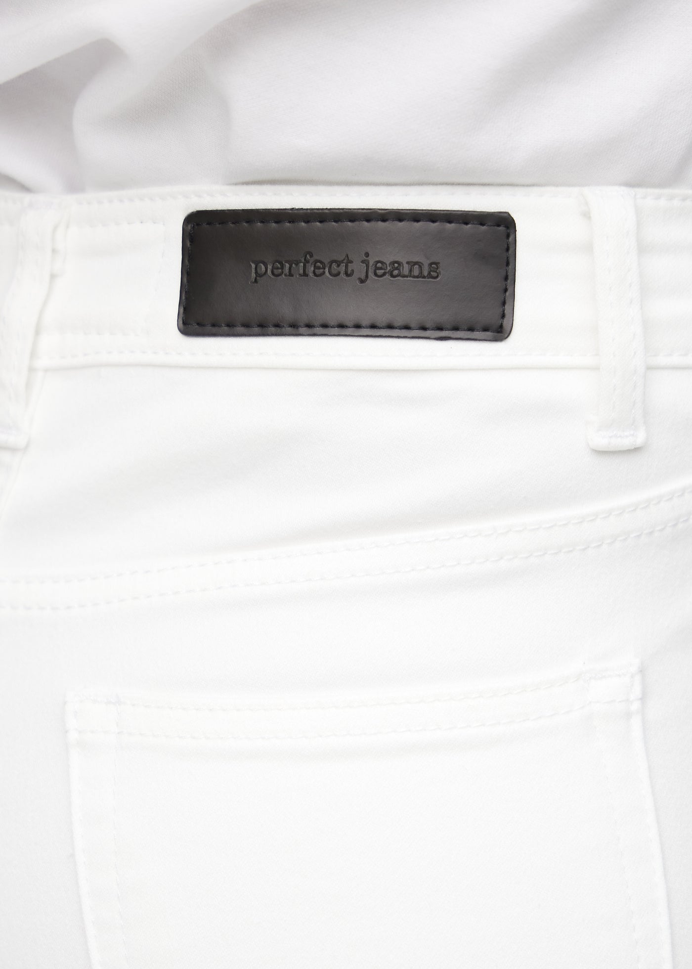 Baglommen på et par hvide regular jeans, hvor man kan se logoet.