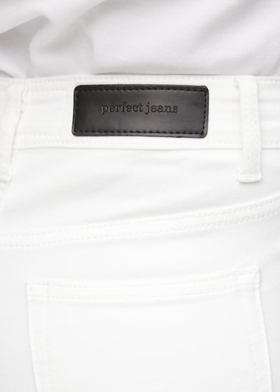 Baglommen på et par hvide regular jeans, hvor man kan se logoet.