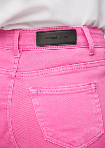 Baglommen på et par lyserøde regular capris, hvor man kan se logoet.