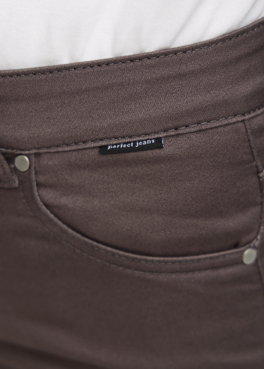 Forlommen på et par gråbrune regular jeans, hvor man kan se logoet.