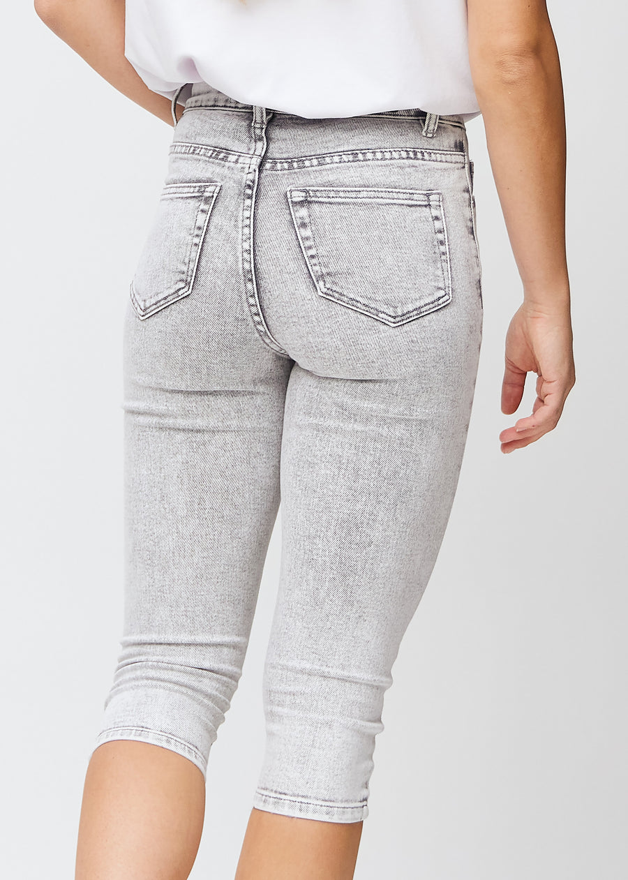 Lysegrå denim skinny capris set bagfra tæt på for at vise detaljer.
