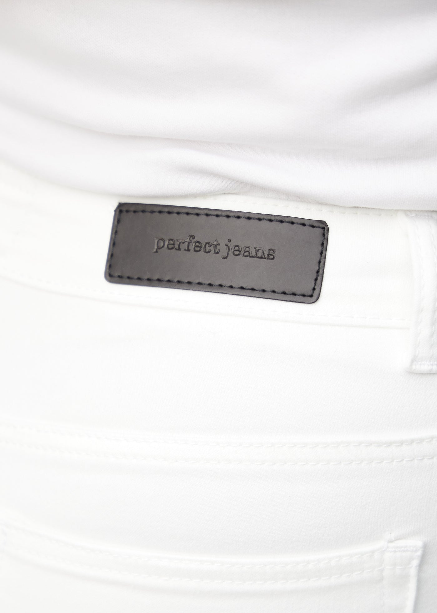 Baglommen på et par hvide regular jeans, hvor man kan se logoet på en plus-size model.