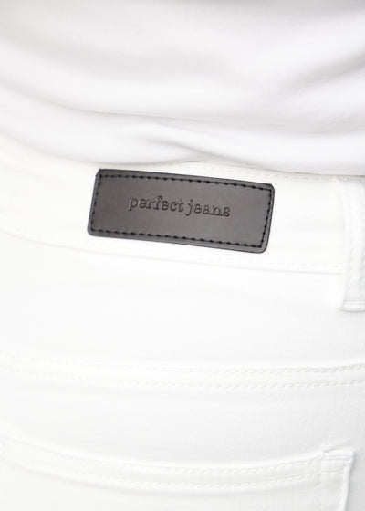 Baglommen på et par hvide regular jeans, hvor man kan se logoet på en plus-size model.