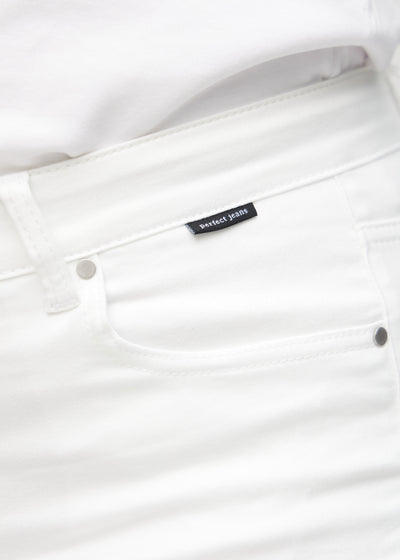 Forlommen på et par hvide regular jeans, hvor man kan se logoet på en plus-size model.