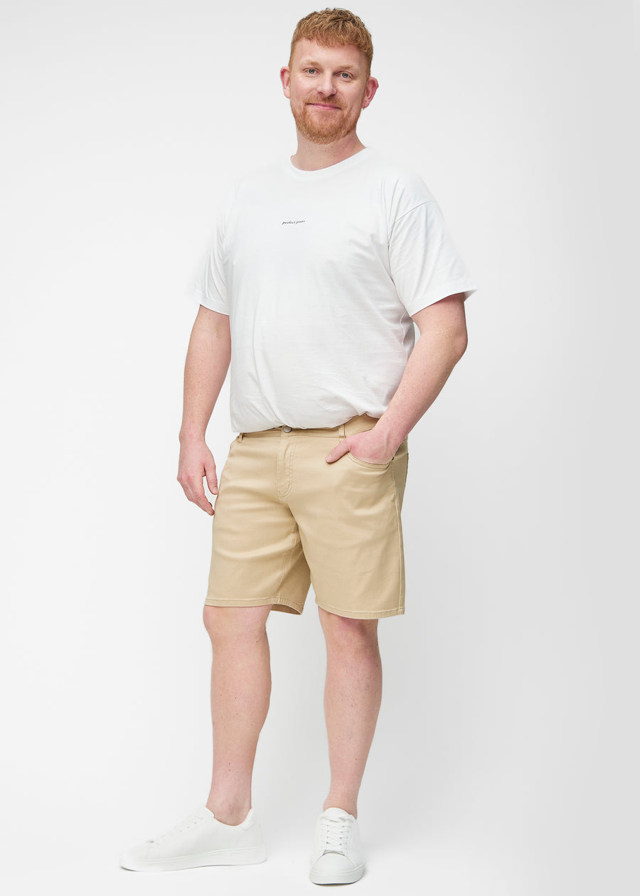 Plus-size model viser beige shorts til mænd i farven Gazelles med regular pasform i bevægelse.