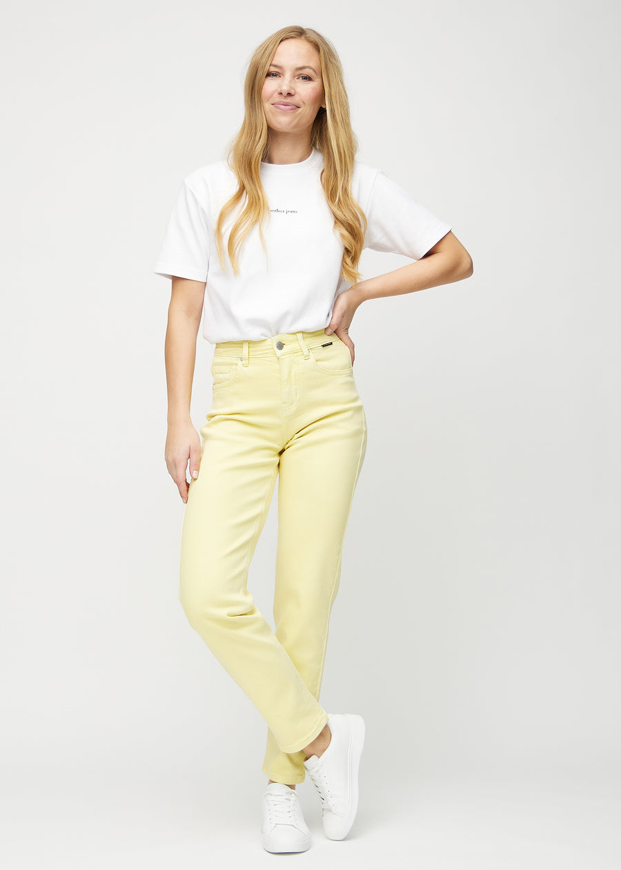 Model går ind i billedet, strækker i jeansene, viser dem frem ved at dreje rundt, og forlader derefter billedet.