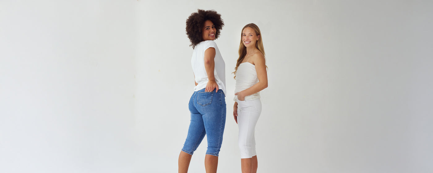 To kvinder iført slim capris fra Perfect Jeans